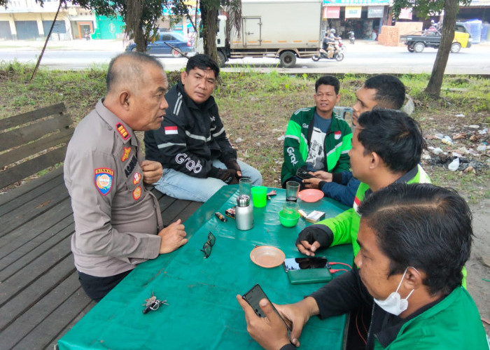 Cooling System Satbinmas Polres Ogan Ilir Sambangi Komunitas Grab di Terminal Timbangan