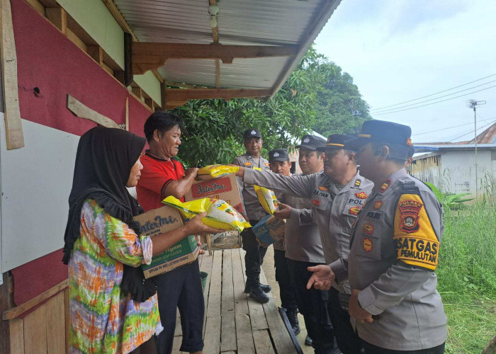 Polsek Pemulutan Salurkan Bantuan Sosial  Korban Rumah Roboh di Desa Pemulutan Ilir