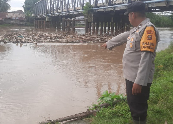 Personel  Polres Ogan Ilir  Cek  Debit Air  Sungai  di Muara Kuang  dan Pemulutan