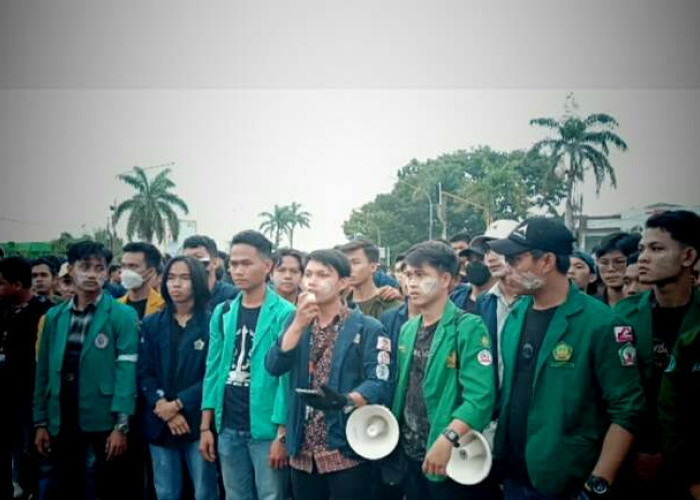 Aksi Tolak Kenaikan BBM Ricuh, Mahasiswa Paksa Masuk Gedung DPRD Bengkulu, 8 Diamankan, 5 Terluka Dirawat