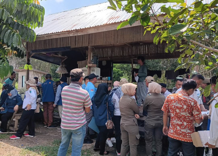 Warga Desa Burai Ogan Ilir Keluhkan Serangan Lalat, Diduga Dari Kandang Ayam Tidak Berizin