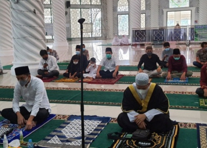 Bupati dan Wabup  Ogan Ilir Salat Idul Fitri di Masjid  Yang Berbeda 
