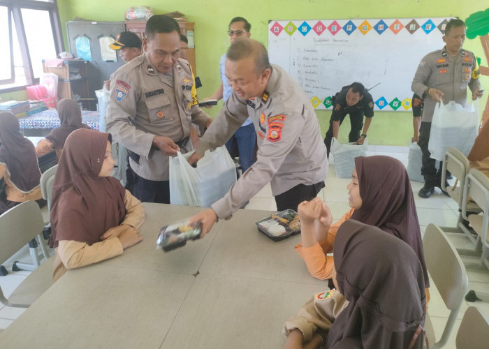 Polres Ogan Ilir Gelar Makan Siang Gratis Bergizi DI SDN 09 Indralaya Utara