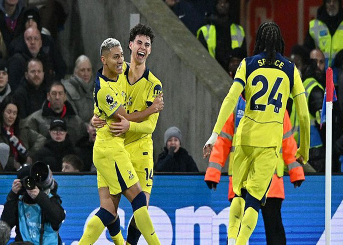 Tandukan Bocil 19 Tahun Menangkan Hotspurs Atas Crystal Palace 2-1