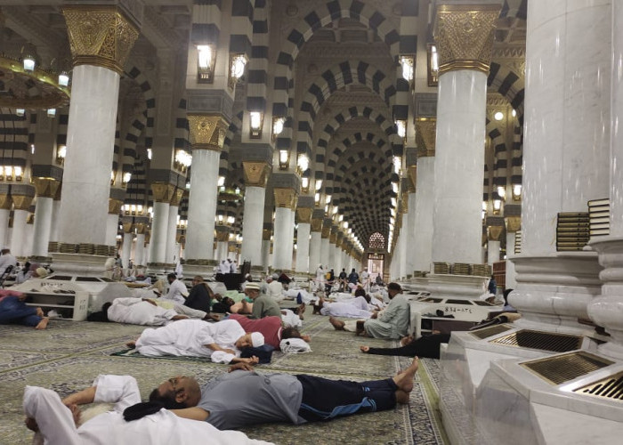 Suhu Ekstrem Jamaah Haji Banyak Itikaf di Masjidil Haram 