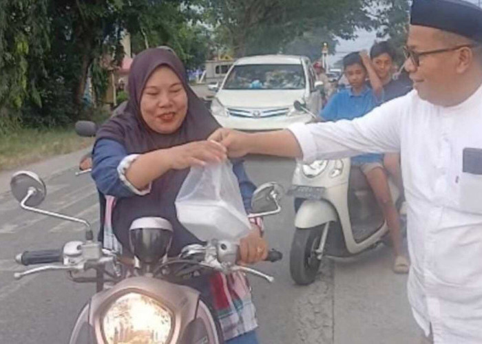 Wakil Ketua DPRD Luwu Utara Bersama Kader NasDem Berbagi 1.500 Takjil