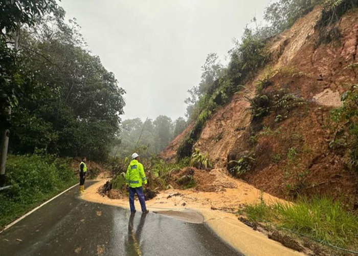 Longsor di Tapanuli Utara, Jalan Lintas Putus Total