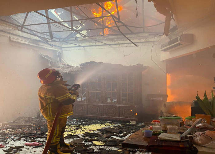 Hujan Deras Mengguyur Palembang, 2 Bedeng-1 Rumah Terbakar