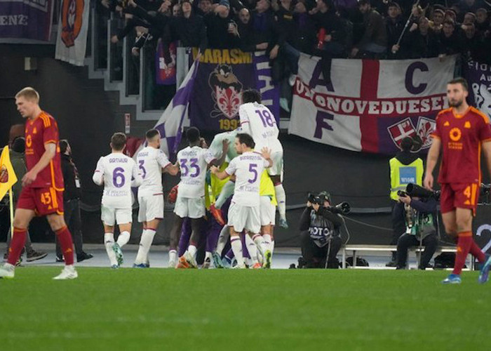 Laga Keras AS Roma vs Fiorentina Berakhir 1-1, 3 Kartu Merah Wasit Keluar 