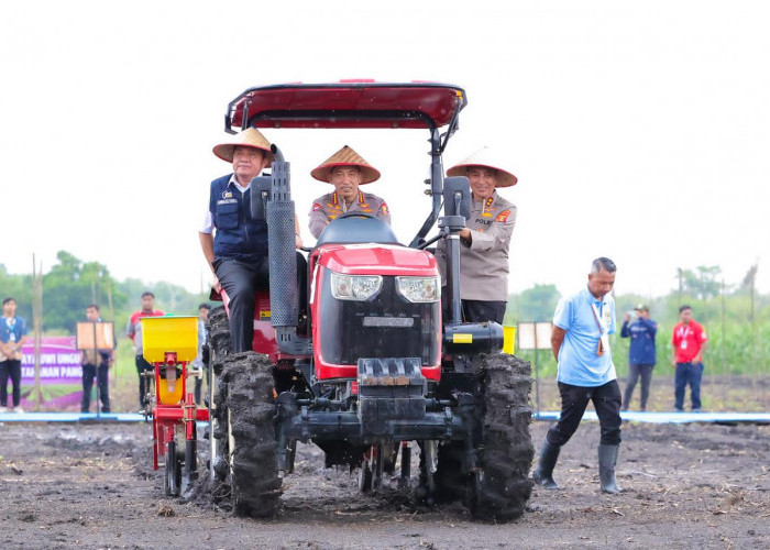 Kapolri Tanam Jagung di Ogan Illr dan Resmikan 57 Jembatan Merah Putih