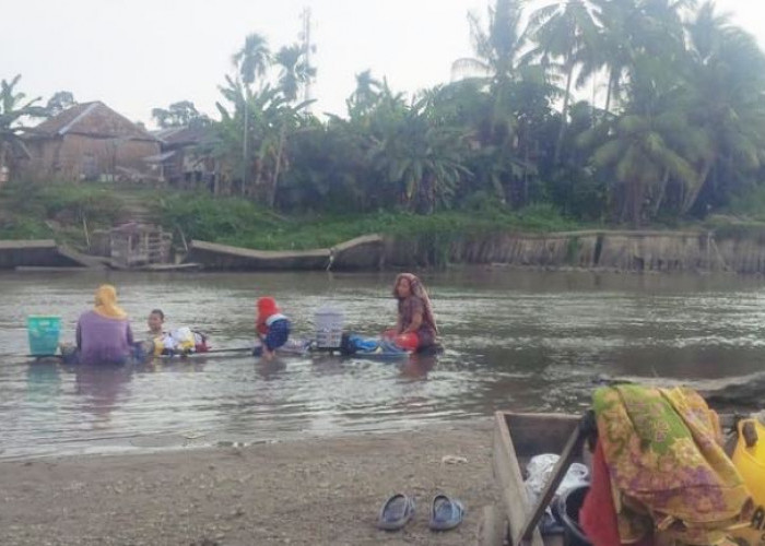 Air Sungai Rupit Menyusut, Mandi dan Mencuci Emak-emak Sampai Harus Berjalan ke Tengah Sungai 
