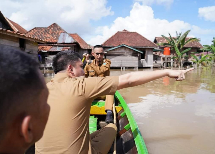 Bupati Ogan Ilir  Tinjau Warganya Kebanjiran  di Muara Kuang 