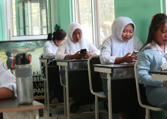 Polandia Larang Pelajar Gunakan Ponsel di Sekolah