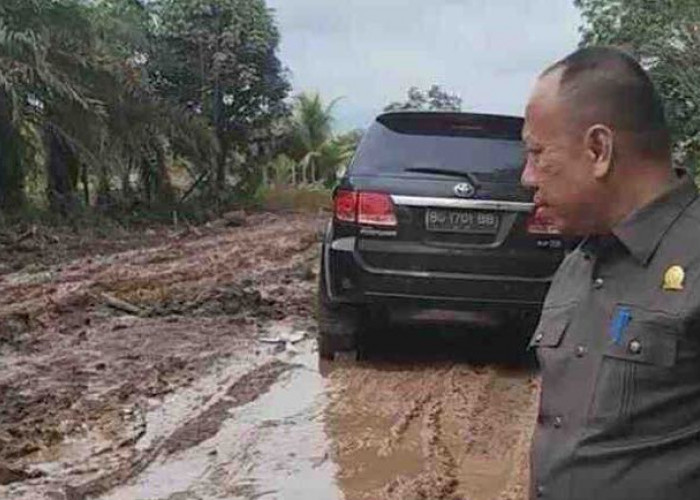 Anggota DPRD Banyuasin Terjebak di Jalan Berlumpur Saat Kunjungi Daerah Pemilihan, Tanggapan Warganet Nyelekit