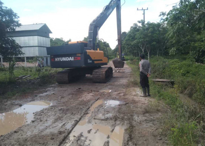 Perbaiki Jalan, Polsek Cengal Manfaatkan Bongkahan Aspal Bekas
