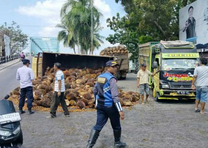 Tak kuat Menanjak, Truk Sawit Terguling di Oprit Jembatan Kayuagung