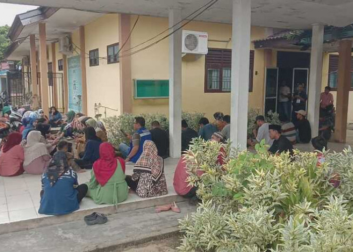 Anggota DPRD Muratara Telat Datang, Warga Desa Karang Anyar Baca Yaasin