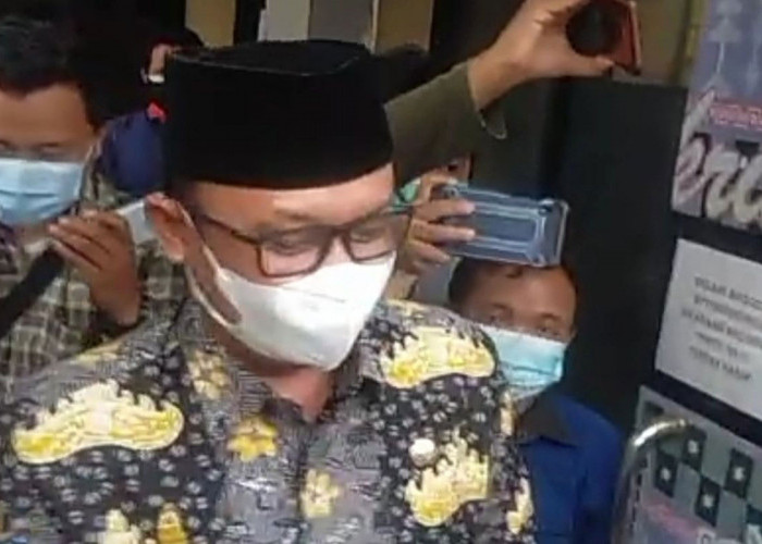 Tiba  di Gedung KPK, Bupati Lampung Tengah tak Canggung Diwawancara Awak Media 