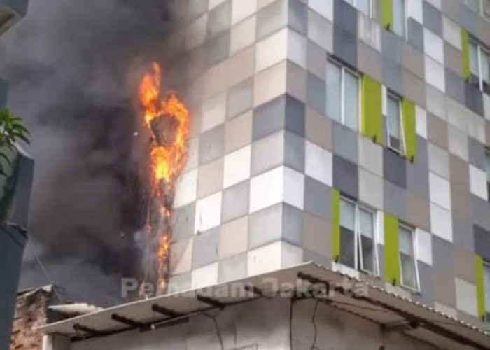 Hotel 101 Glodok Terbakar, 100 Petugas Gulkarmat Berjibaku Padamkan Api