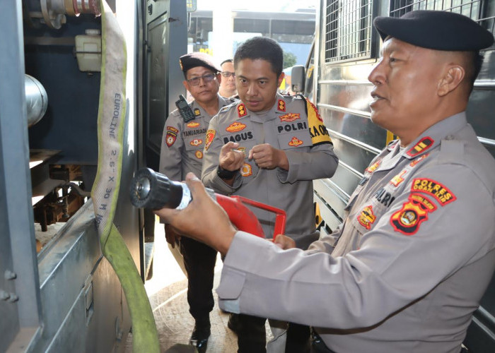 Kapolres Ogan Ilir AKBP Bagus Suryo Wibowo Cek  Peralatan Damkar Lahan