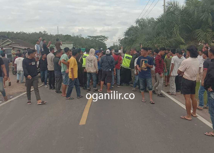 Kecewa tak Ditemui KPU-Bawaslu Muratara, Massa Blokir Jalinsum