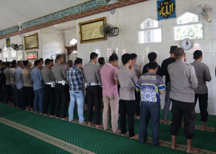 Gelar Salat Ghaib, Polres Ogan Ilir Berikan Penghormatan  Personel Polri  Gugur Dalam Bertugas 