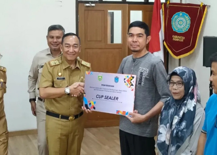 Pj Sekda Ogan Ilir  Serahkan  Bantuan Peralatan bagi Pelaku Usaha