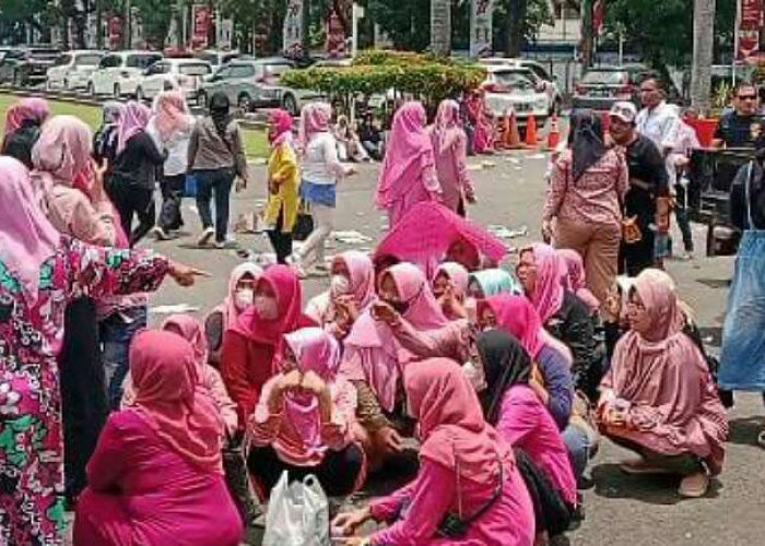 Ratusan Emak-emak Demo Kantor Gubernur, BBM Sudah Naik, Bantuan Pemprov Sumsel Mana?