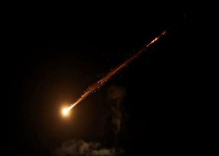 Iran Lancarkan Serangan Rudal Bergelombang ke Israel