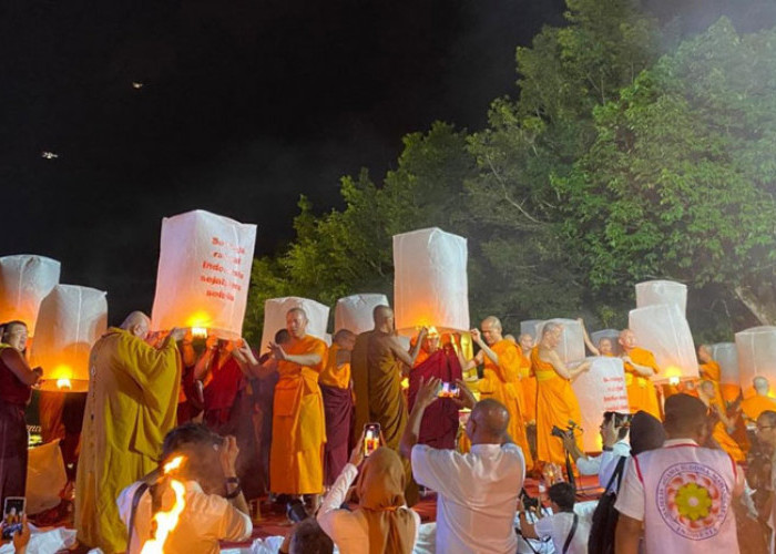 Pelepasan 2.567 Lampion Akhiri Peringatan Hari Raya Waisak 2023 di Candi Borobudur