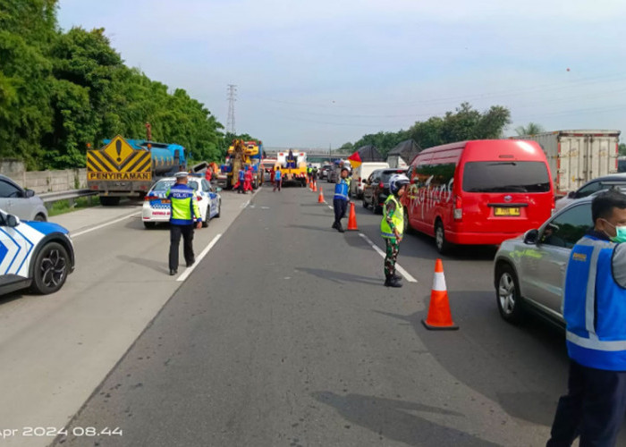 Kecelakaan Hebat Terjadi di Tol Cikampek, 12 Penumpang Dilaporkan Tewas