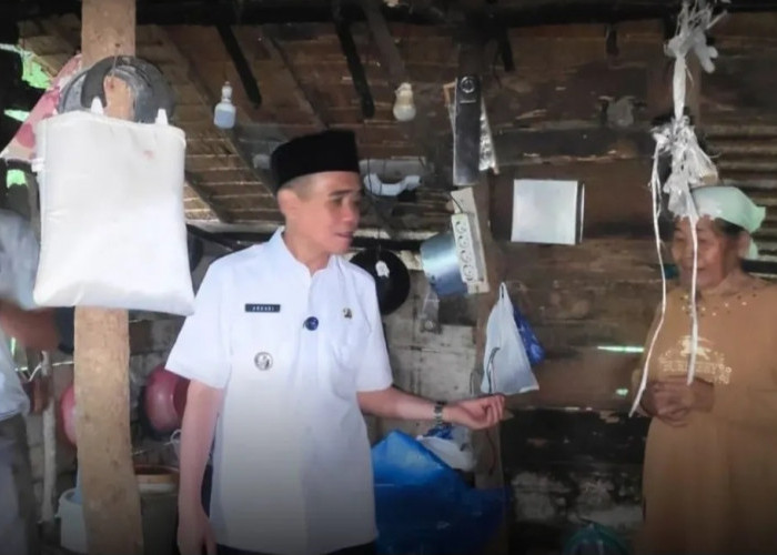 Hujan Deras Wabup Ogan Ilir Tetap Kunjungi Rumah Warga Yang Akan Dibedah Rumah