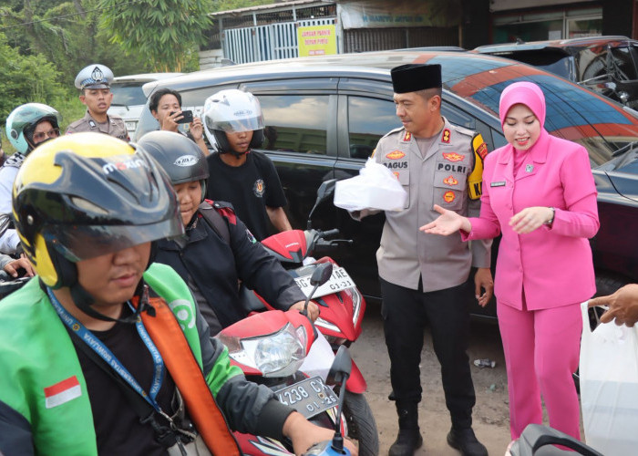 Polres Ogan Ilir Bersama Bhayangkari Bagikan Takjil Ramadan  2026