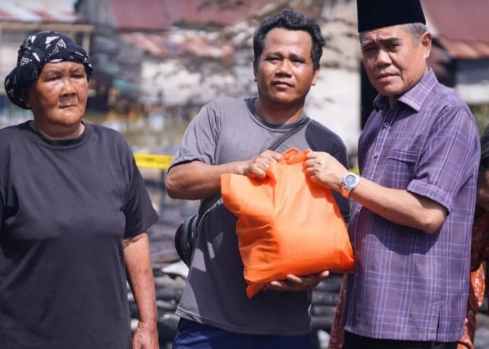 Wabup Ogan Ilir Kunjungi dan Bantu Korban Kebakaran Warga Ibul Besar III