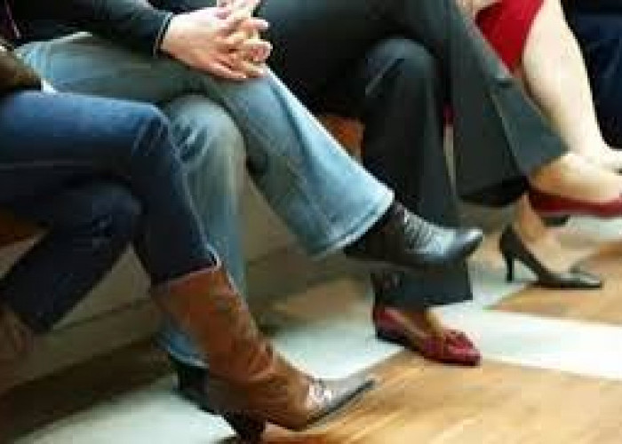 7 Tanda Kepribadian Seseorang yang Selalu Menggoyangkan Kakinya saat Duduk