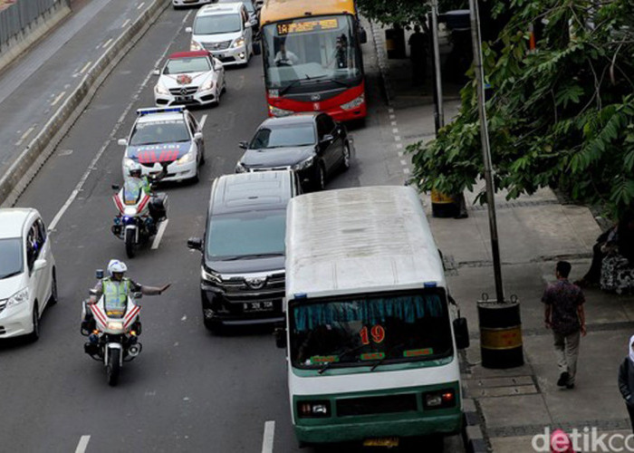 Pejabat Diminta Gunakan Angkutan Umum, Bahlil Setuju, Nusron Wahid Pilih Naik Motor