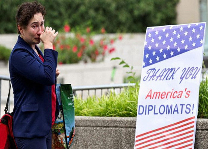 Trump Pecat 3.000 Pegawai, Tangis Pecah di Lobi Gedung Kemenlu AS