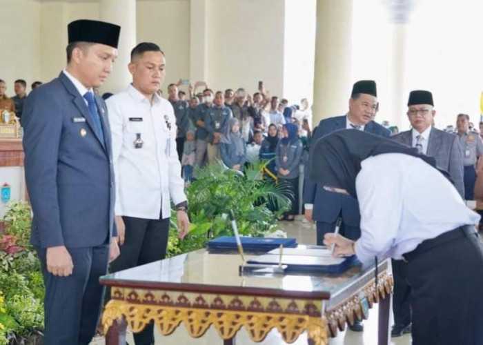 Bupati Ogan Ilir  Panca Wijaya Akbar  Lantik PPPK Formasi Tahun 2022