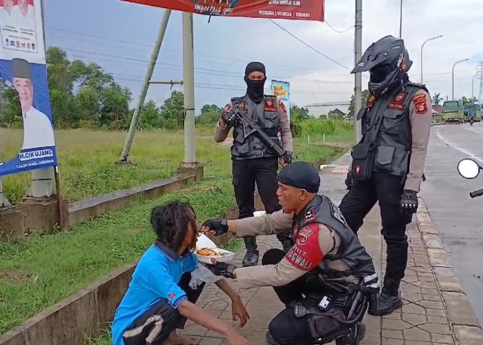 Polres Ogan Ilir Peduli, ODGJ Dipakaikan Baju dan Disuapin  Makan 