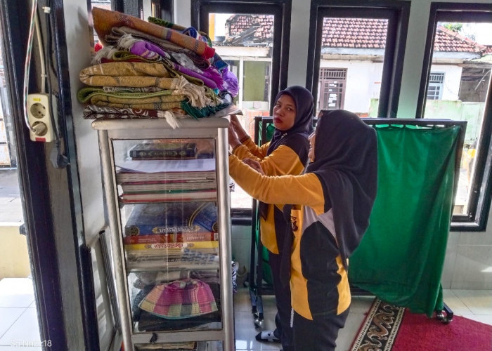 Ramai-Ramai Polsek di Polres Ogan Ilir Bersihkan Masjid Sambut Ramadan