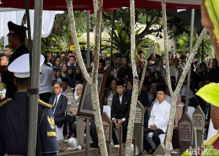 Try Sutrisno Dimakamkan di TMP Kalibata, Dihadiri SBY-JK-Boediono