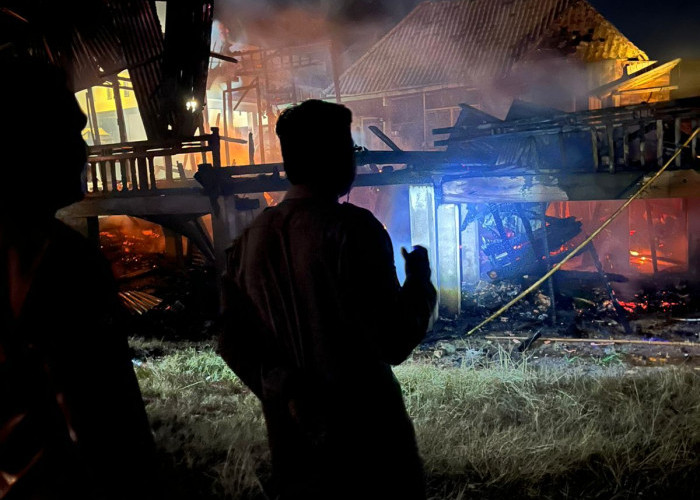 Diduga Arus Pendek, Rumah di Tanjung Sejaro Ogan Ilir Ludes Terbakar 
