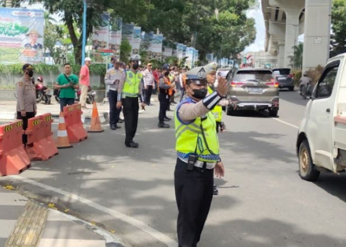 Aksi Massa di Kantor Gubernur Sumsel, Anggota Satlantas Atur Ruas Jalan di Kawasan Ini Agar Pengendara Lancar 