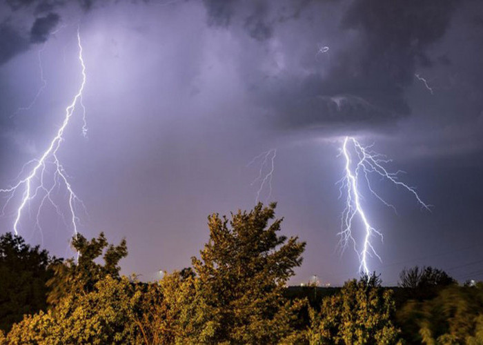 Pendaki Gunung Merbabbu Tersambar Petir, Evakuasi  Masih Berlangsung
