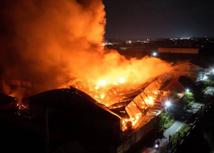 Pabrik Akumulator Listrik Terbakar, Api Belum Berhasil Dijinakkan