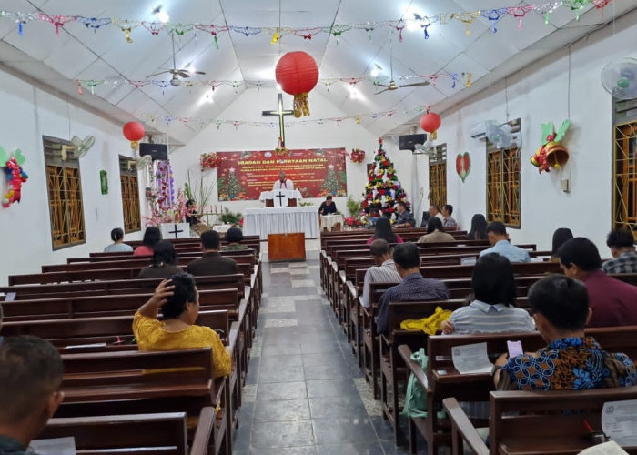 Personel Polsek Tanjung Batu Amankan Ibadah dan Perayaan Natal Jemaat POUK Cinta Manis