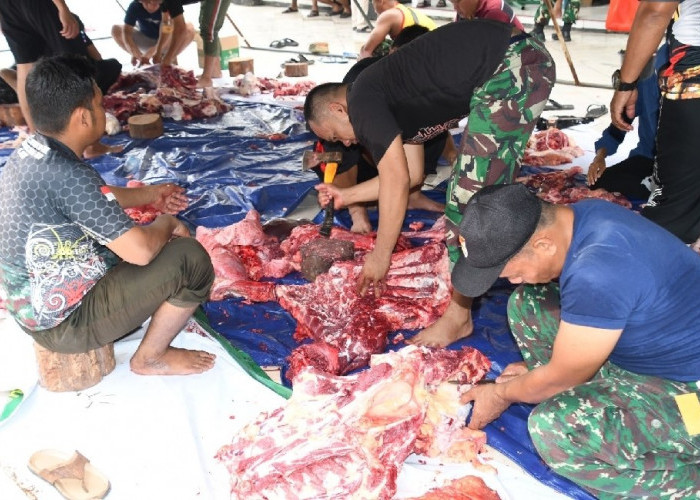 Keluarga Besar Korem 044/Gapo Salat Idul Adha Masjid Al-Ikhlas dan Potong Hewan  Kurban