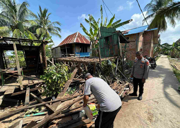 Rumah Roboh di Desa Aurstanding Pemulutan, Polsek Pemulutan Berikan Bantuan 