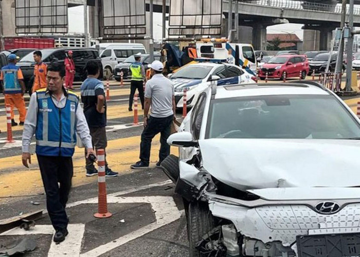 Kecelakaan Beruntun Terjadi di Gerbang Tol Halim, 4 Penumpang Dilarikan ke RS