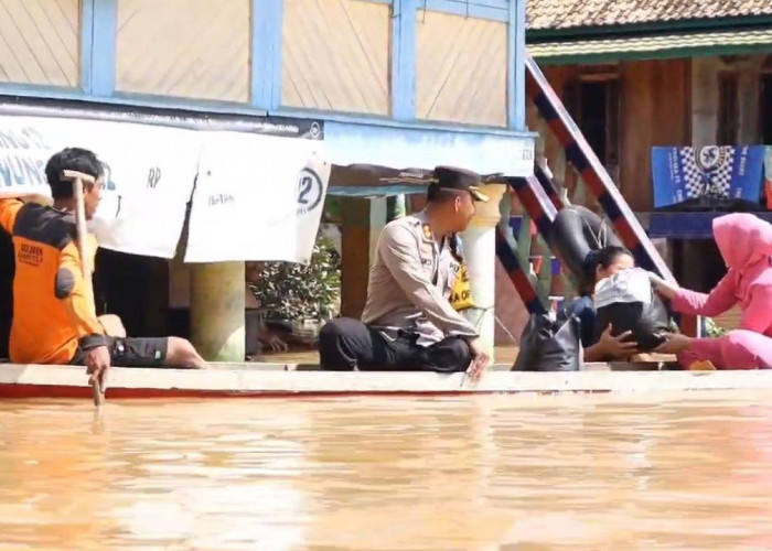 Gunakan Perahu Bantuan Sembako Korban Banjir di OKU dari Kapolda Sumsel 